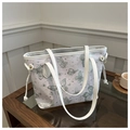 Detalle del bolso tote blanco con estampado de mariposa verde y cordón lateral decorativo - Verde