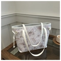 Detalle de bolso tote blanco con estampado de mariposas, cordones y herrajes dorados - Rosa