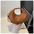 Sac demi-lune marron en similicuir lisse avec détails de fermeture éclair dorée - Marron