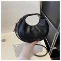 Detalle del bolso de media luna negro con cierre dorado y correa de hombro elegante - Negro