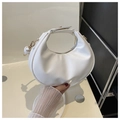 Detalle del bolso de nube blanco suave con textura plisada y cremallera metálica dorada - Blanco