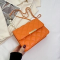 Schicke hellorangefarbene Stepptasche mit Perlenkette und goldener Schnalle - Orange