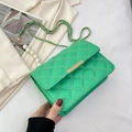 Sac bandoulière vert matelassé avec sangle en perles et chaîne dorée élégante - Vert