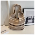 Primer plano de un bolso de punto a rayas en beige y marrón con una decoración minimalista - Caqui