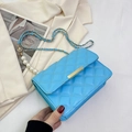 Petit sac carré bleu ciel matelassé avec une bandoulière chic en perles et métal doré - Bleu clair