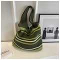 Detalle de la textura de lana gruesa en un bolso tote de punto con rayas verdes y blancas - Verde