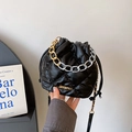 Gesteppte schwarze Beuteltasche mit Kordelzug und zweifarbiger klobiger Kette - Schwarz