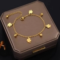 Fußkettchen aus Titanstahl in Gold mit vierblättrigen Kleeblatt-Anhängern und Glöckchen - Klee-Glocken-Stil Armband (FS187) / Gold