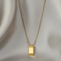 Collana con pendente a barra dorata lucida su elegante sfondo di seta plissettata - Stile Grande Barra d'Oro (XL2097) / Oro