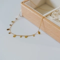 Minimalistische 18k vergoldete Edelstahlkette mit neun kleinen runden Anhängern - Mehrere Wassertropfen Anhänger - Gold