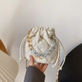 Cremeweiße gesteppte Beuteltasche mit JINGPIN-Metalllogo und gold-silberner Kette - Gebrochenes Weiß
