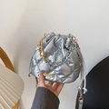 Silberne gesteppte Kordelzug Beuteltasche mit Metallic-Finish und grober Kette - Silber