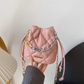 Rosa gesteppte Beuteltasche mit Kordelzug, Goldkette und edlem Metall Logo - Rosa
