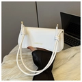 Vue détaillée du sac à bandoulière blanc motif crocodile avec texte doré et bandoulière - Blanc