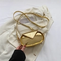 Bolso bandolera ovalado dorado con relieve de cocodrilo y acabado de espejo - Dorado