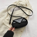 Bolso bandolera ovalado negro con solapa de cocodrilo y hebilla dorada sobre blazer - Negro