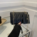 Schwarze gesteppte Umhängetasche mit Goldkette und passendem Mini-Beutel-Accessoire - Haupttasche Und Hängebeutel Stil / Schwarz