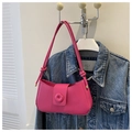 Dettaglio della borsa baguette in pelle fucsia con tracolla annodata e fibbia circolare - Rosa Rosso