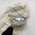 Bolso ovalado plateado de efecto espejo con solapa de cocodrilo y bandolera - Plateado