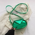 Bolso bandolera ovalado verde metalizado con solapa de cocodrilo y oro - Verde