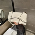 Chique witte handtas met krokodillenpatroon, gouden details en gebogen gelaagde textuur - Wit