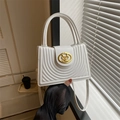 Witte gewatteerde handtas met gouden V-logo gesp en slanke schouderriem voor dames - Wit