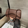 Minimalistische donkerbruine schoudertas met sierstiksels en slanke schouderriem - Bruin