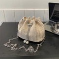 Stroh-Eimertasche mit Kordelzug, Silberkette und Perlen-Detail in Beige-Farbton - Gebrochenes Weiß