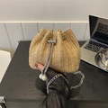 Beige Stroh-Beuteltasche mit Kordelzug, weißen Perlen und silberner Gliederkette - Khaki