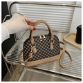 Detail van de dubbele gouden ritsen en retro monogrampatroon op de shell-handtas - Khaki