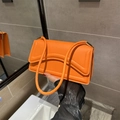 Stijlvolle oranje schoudertas met krokodillenmotief en een golvende flap voor dames - Oranje