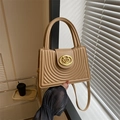 Elegante lichtbruine geplooide crossbodytas met goudkleurig logo en gewatteerde textuur - Khaki