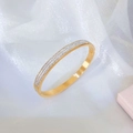 Elegante bracciale in acciaio al titanio dorato con due file di zirconi cubici trasparenti - Oro rosa