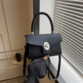 Borsa a tracolla in pelle nera con manico intrecciato e chiusura a girello in metallo - Nero