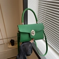 Borsa a tracolla verde erba in pelle testurizzata con manico intrecciato e chiusura - Verde