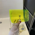 Neon-gelbe transparente PVC-Geltasche mit goldener Kette und Perlenanhänger-Detail - Gelb