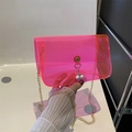 Neonpinke transparente PVC-Kettentasche mit Perlenanhängern und goldenen Beschlägen - Rosenrosa