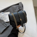 Zwarte gewatteerde crossbodytas met gouden ketting en elegante lederen kwastje voor vrouwen - Zwart