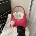 Stijlvolle magenta hobo okseltas van mat leer met een schattige roze pluche hanger - Rozerood