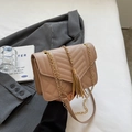 Elegante beige gewatteerde crossbodytas met V-stiksels en gouden kettingriem detail - Khaki
