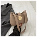Detailansicht der hellbeigen Baguette-Tasche aus Kunstleder mit goldener Metallschnalle - Khaki