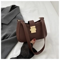 Détail du sac selle marron vintage avec cuir texturé et boucle en métal doré carré - Marron