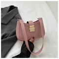 Détail du sac hobo en cuir rose avec sa boucle métallique rectangulaire dorée élégante - Rose