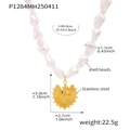 Detalle del collar de cuentas de nácar con colgante de corazón de acero inoxidable dorado - Estilo de Colgante de Corazón