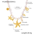 Detalle del collar de perlas marinas con colgantes de estrella de mar y concha en acero - Estilo Multi-Dije de Estrella de Mar