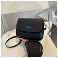 Detalle de bolso bandolera negro con patrones geométricos y letras de moda - Negro