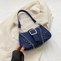 Bolso de hombro denim azul oscuro retro con hebilla plateada grande y cadena metálica - Azul