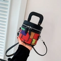 Borsa a secchiello cilindrica a scacchi colorati con manico in pelle nera e tracolla - Nero