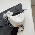 Sac hobo blanc grainé avec large bandoulière en toile imprimée de lettres contrastées - Blanc