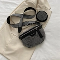 Schwarze Satteltasche mit silbernen Nieten und gemustertem breitem Tragegurt - Silber